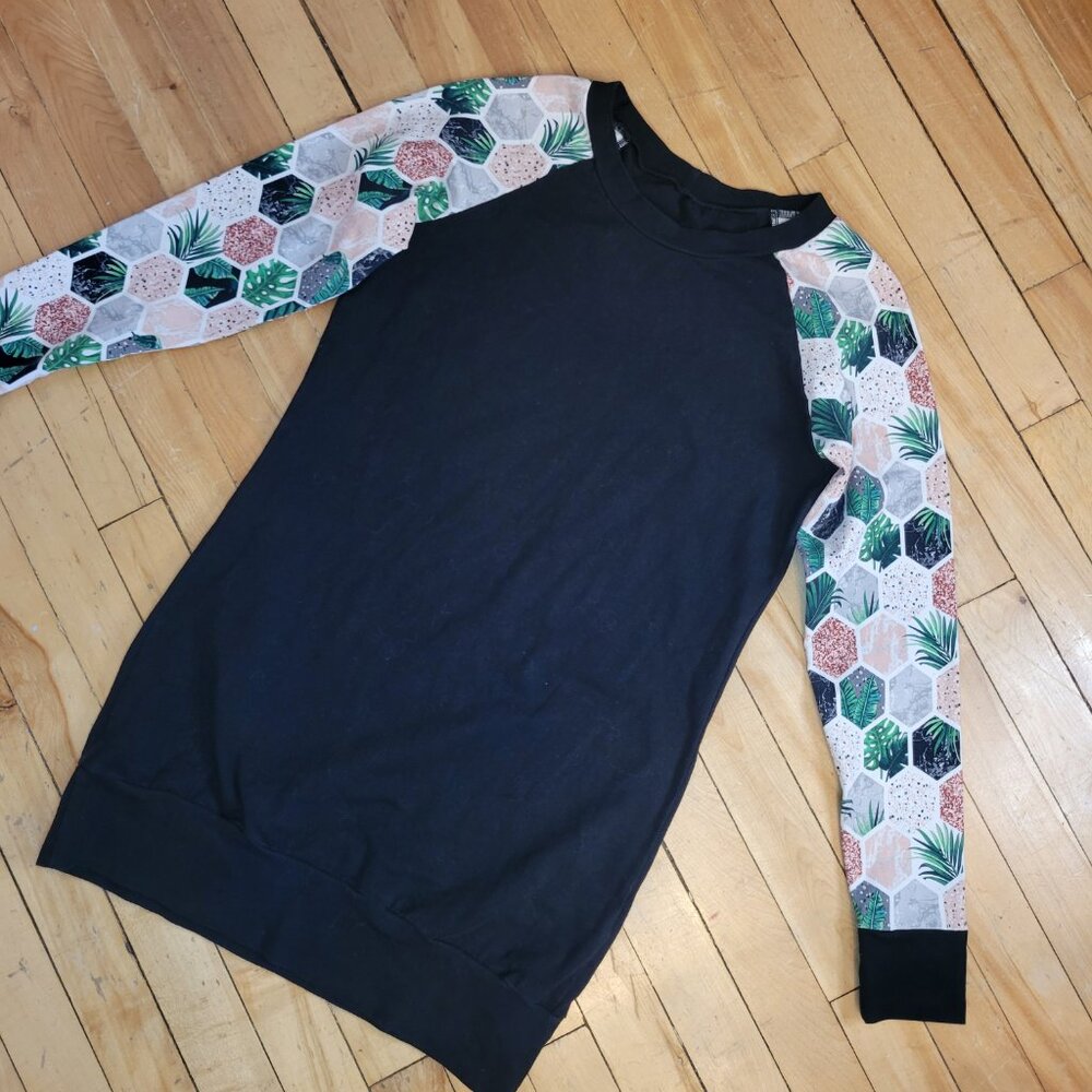 Mam'Zelle (Assemblé au Québec) Black Raglan Top Hexagon Tropical Print Sleeves